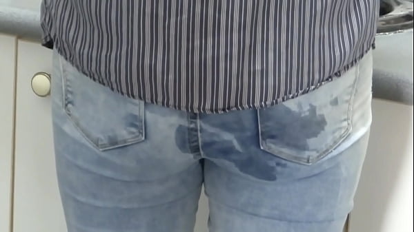 Stepson goza no meu rabo enquanto uso jeans e câmeras