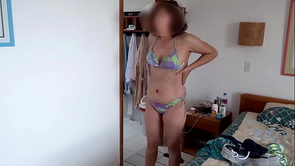 Enteado goza na buceta da madrasta na praia!