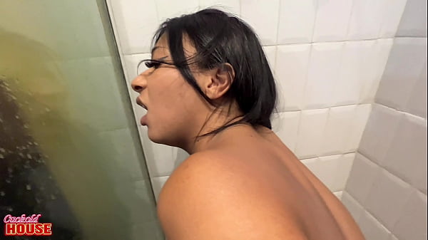 Morena novinha se entrega ao prazer anal sem limites