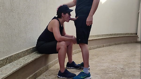 Encostei na parede e meti forte na bunda do colega!