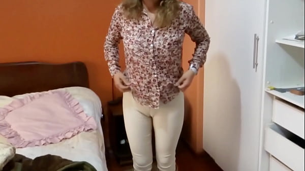 Stepmom chega do trabalho molhada e pronta para foder agora!