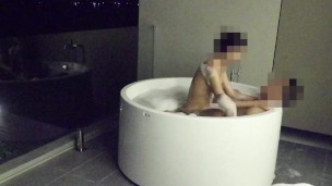 Sexo ousado no jacuzzi ao ar livre: alguém está assistindo!