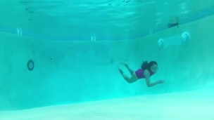 Asiáticas Japonesas em Trajes de Banho Sexys Submersas