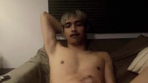 Asian boy se masturbando em cumshot explosivo