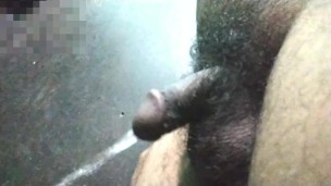 Homem maduro soltando o jato quente