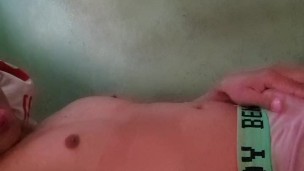 Uma noite de prazer anal na chuva e frio