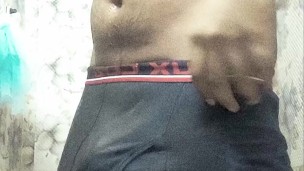 Muscle Man em uma chuveirada quente, carregando tudo