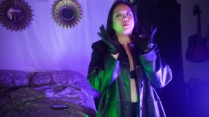 Mistress dominadora em ação com jaqueta de couro e luvas