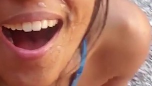 Nerdy Asiática Levando Facial Gigante ao Ar Livre